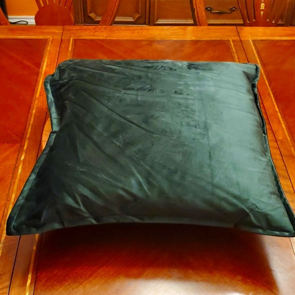 Bedsure throw Pillow